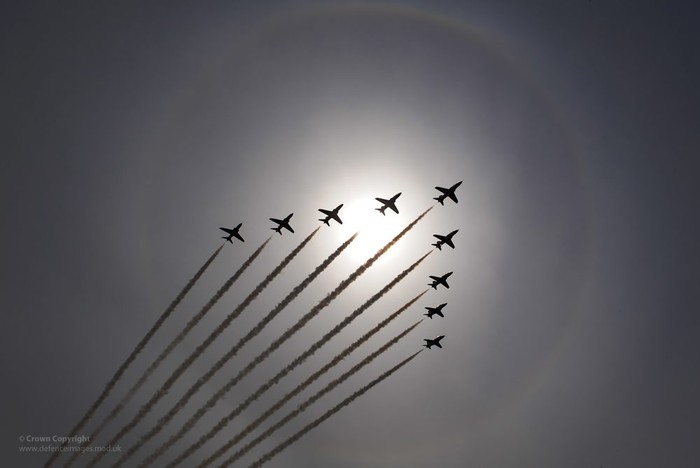Phi đội Mũi Tên đỏ của Không quân Hoàng gia bay qua vầng sáng của Mặt Trời.